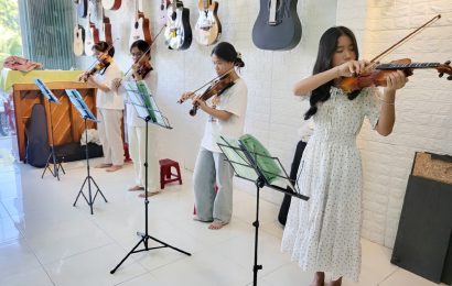 Hòa tấu violin của các học viên tại Trung Tâm